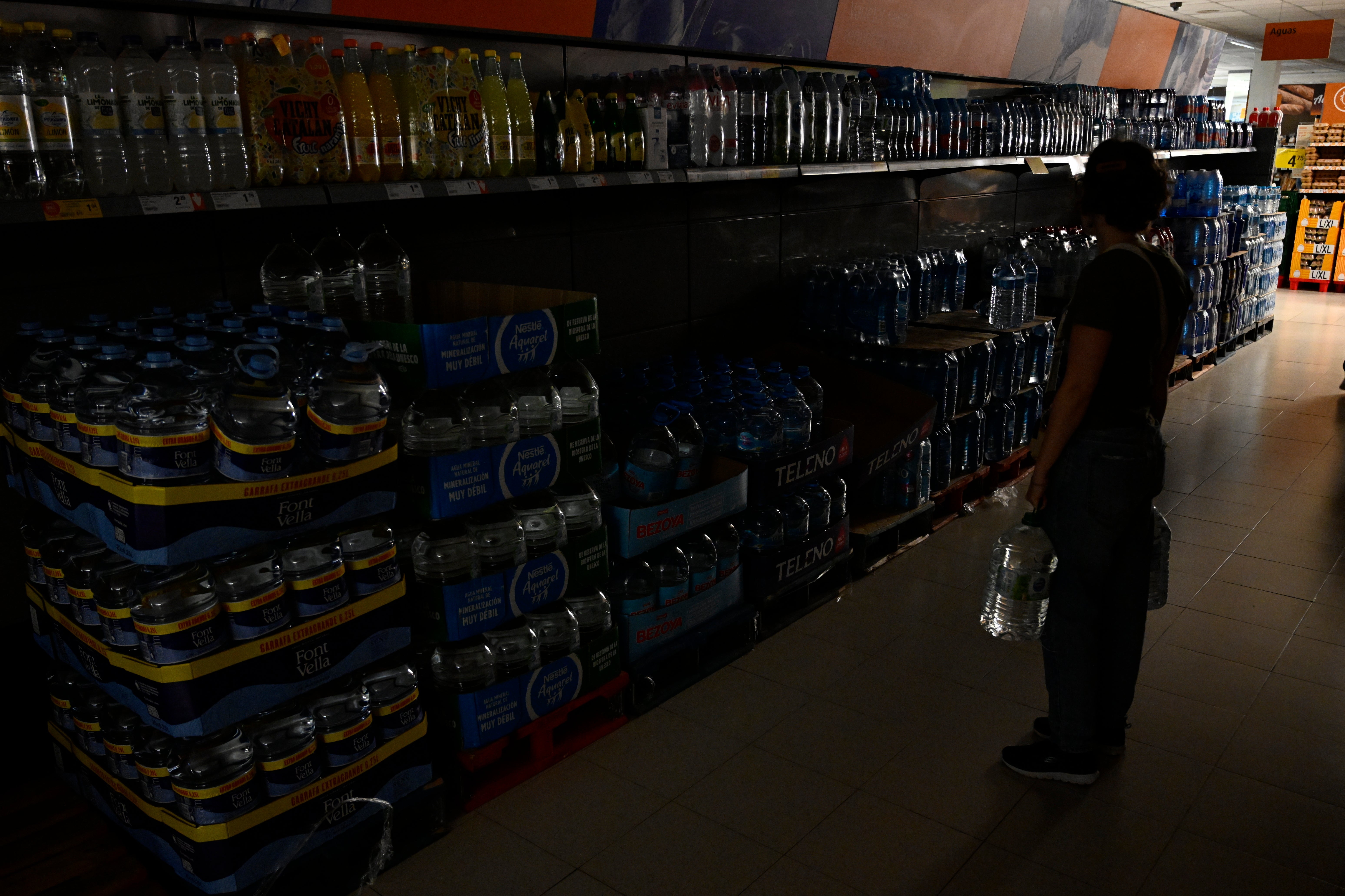 Los supermercados toman medidas ante el apagón masivo.