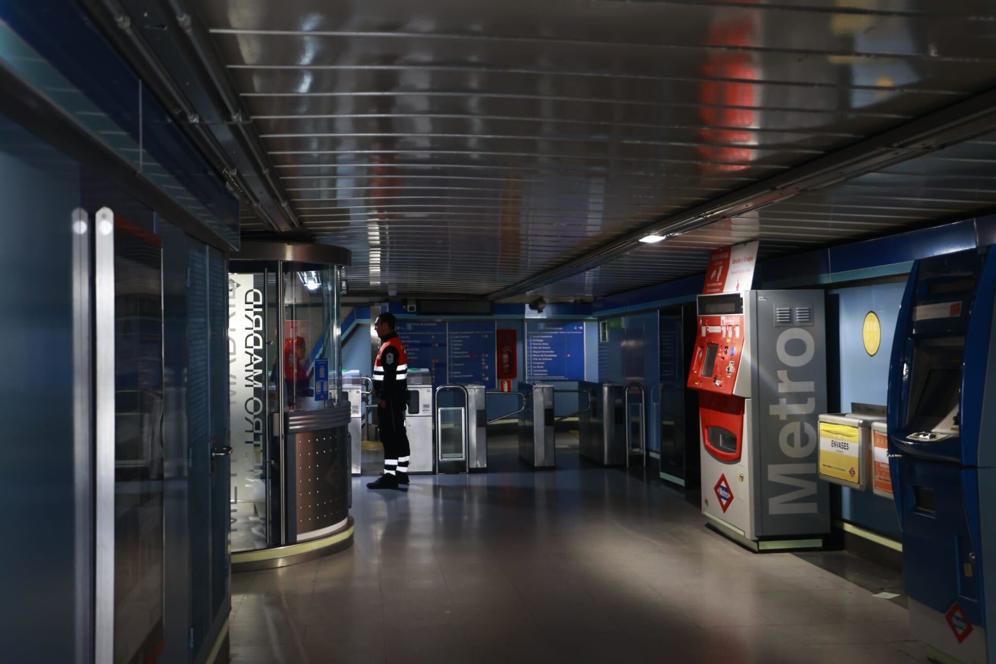 Metro de Madrid, al igual que  otros medios de transporte alimentados por la red eléctrica, están fura de servicio.