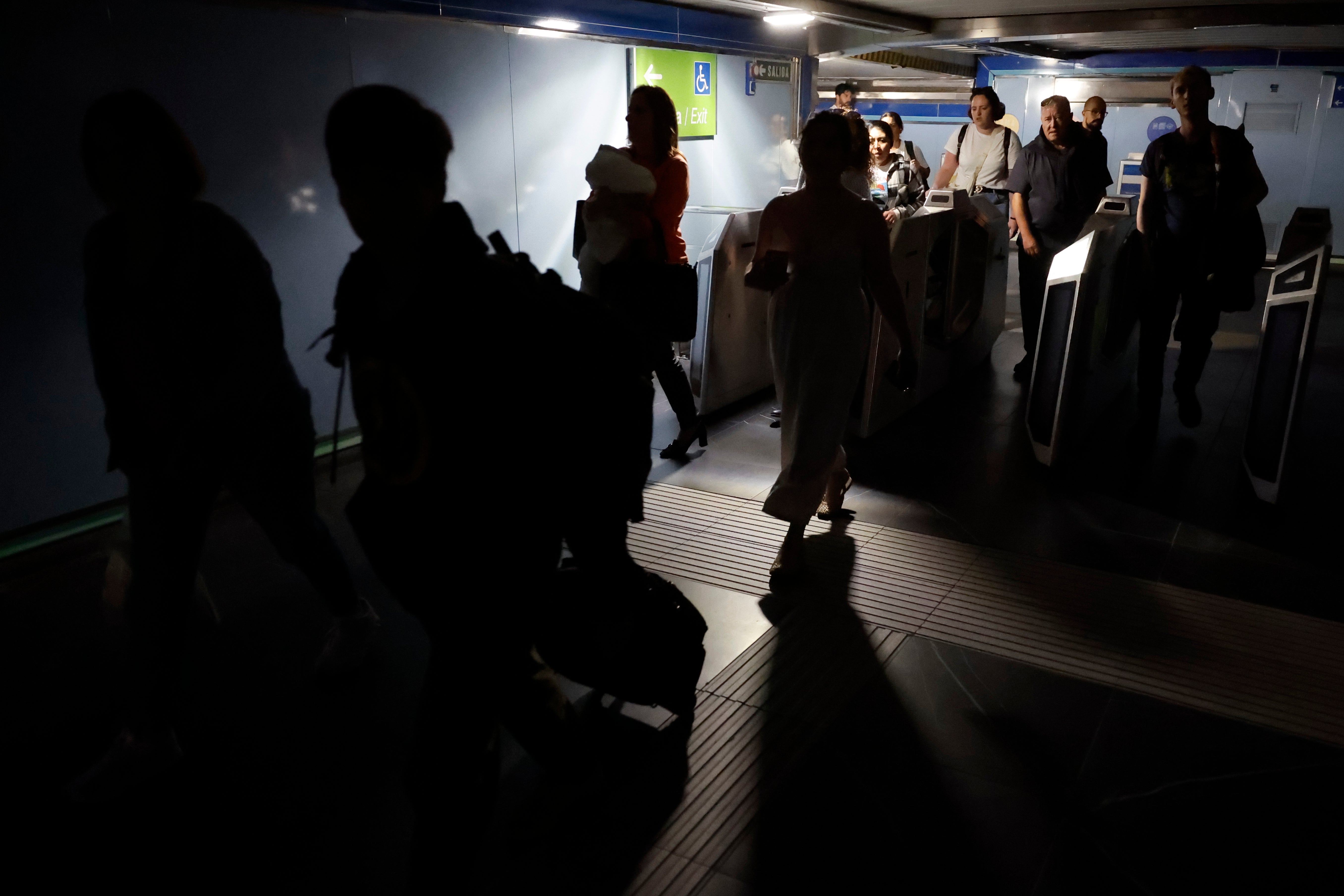 Metro de Madrid siendo evacuado.