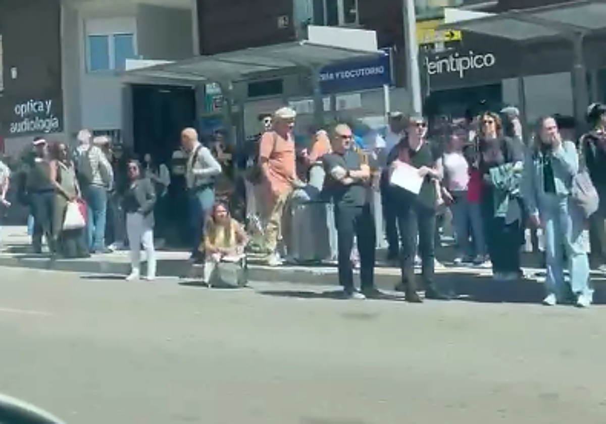Colas de personas haciendo autostop en Avenida América
