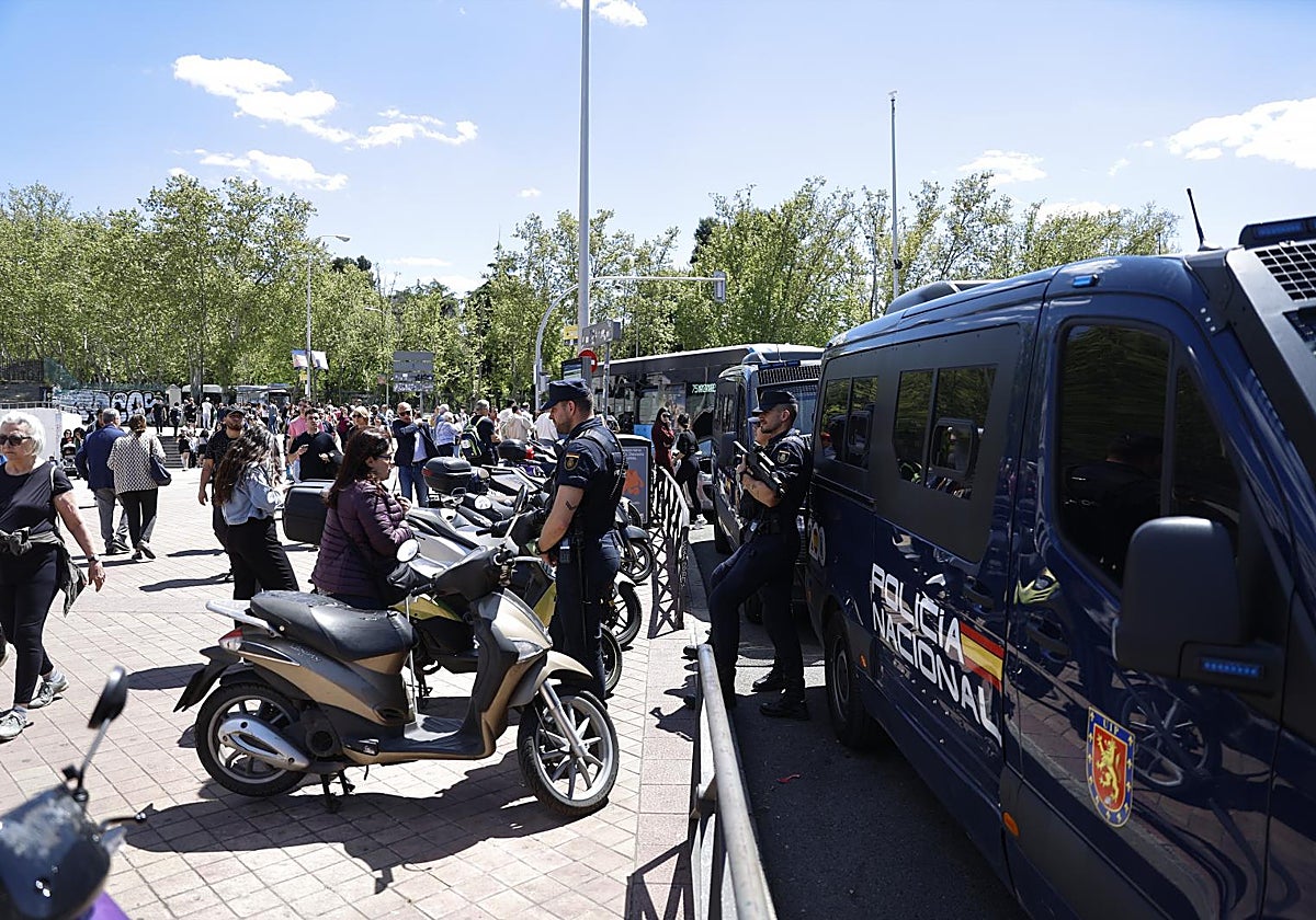 Atascos, supermercados llenos, tiendas cerradas y bares abiertos hasta fin de existencias: «Mejor cerrar por si hay pillaje»