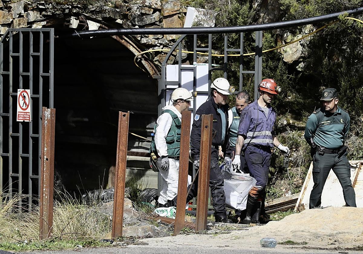 Investigadores, miembros de la brigada de salvamento minero y Policía Judicial de la Guardia Civil, saliendo al exterior de la mina de Cerredo