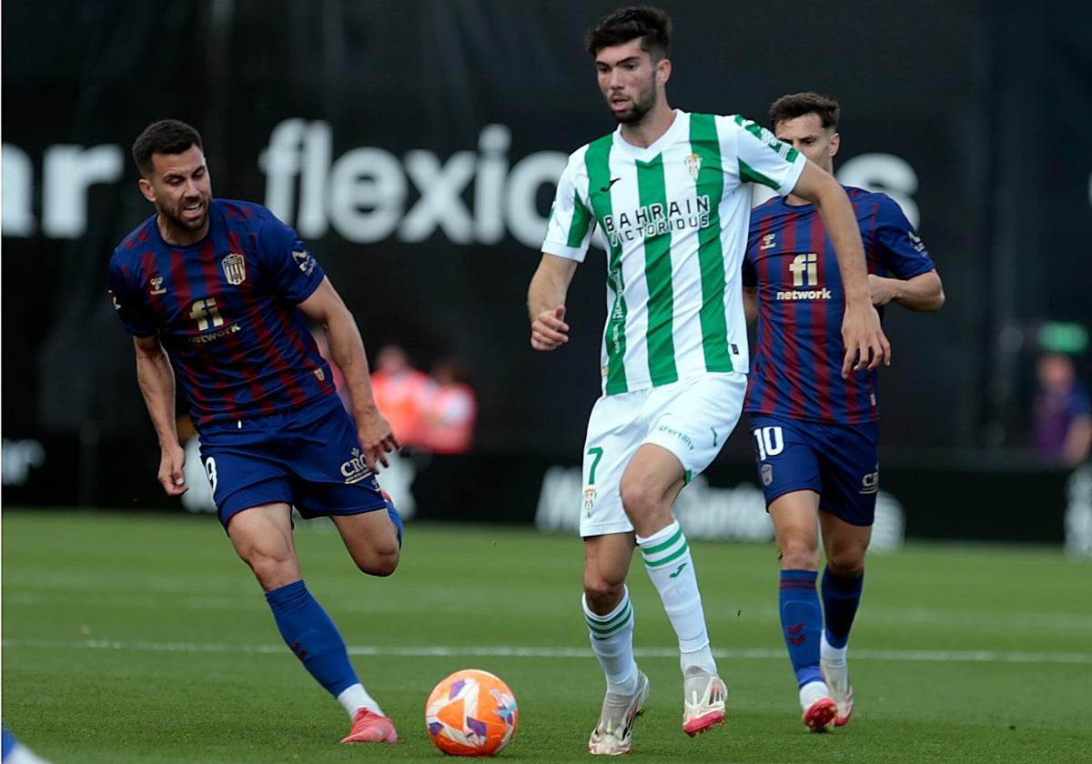 Théo Zidane se abre paso ante los rivales del Eldense la pasada jornada