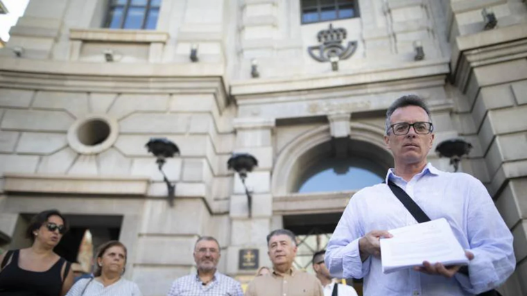 Vecinos de Norte, en julio de 2023, muestran los escritos que enviaron a todas las administraciones, incluida la Casa Real