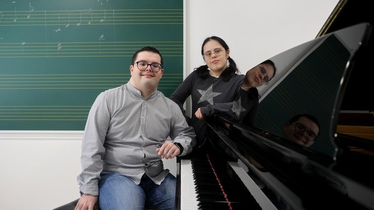 Un piano para la integración de Agustín y Violeta