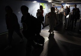 Metro de Madrid desaloja todas las estaciones y los comercios echan el cierre por el apagón