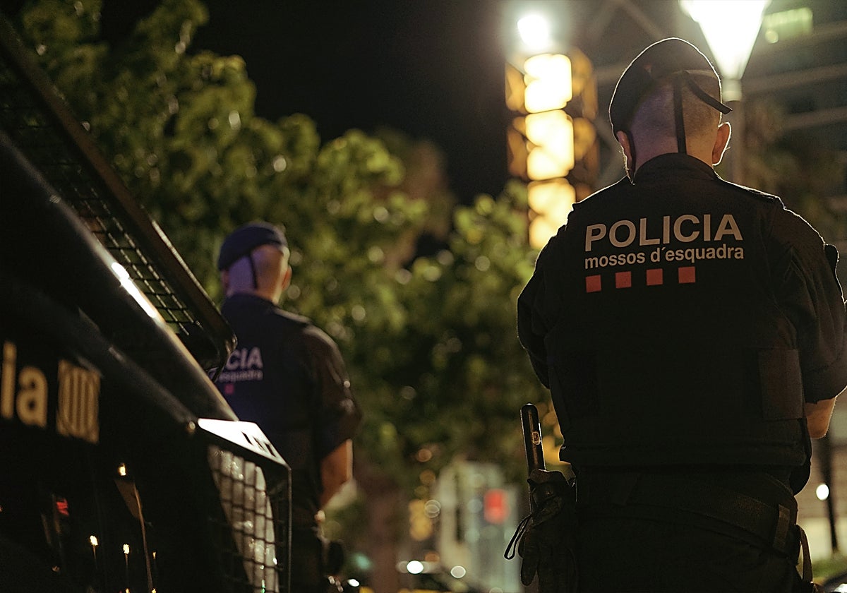 Dos agentes de la Policía catalana, durante un dispositivo