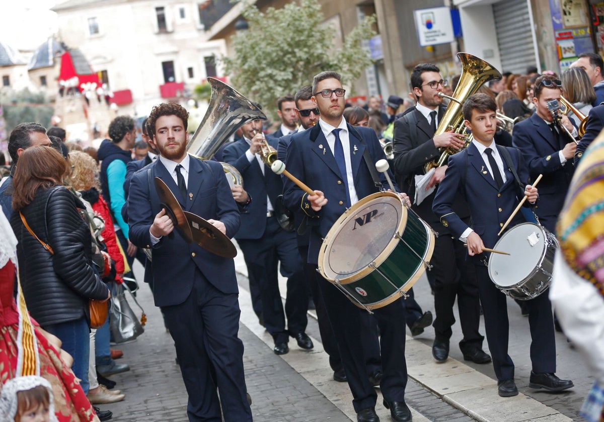 Imagen de una banda de música durante la Ofrenda de flores de las Fallas de Valencia