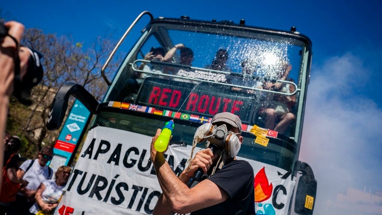 El Ayuntamiento condena una protesta con pistolas de agua contra un bus turístico en Barcelona