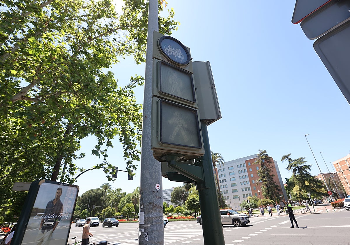 Un semáforo sin suministro eléctrico en plena calle de Córdoba