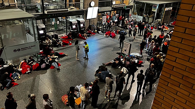 Viajeros atrapados en la estación de Córdoba por el apagón: «La noche ha sido horrorosa»