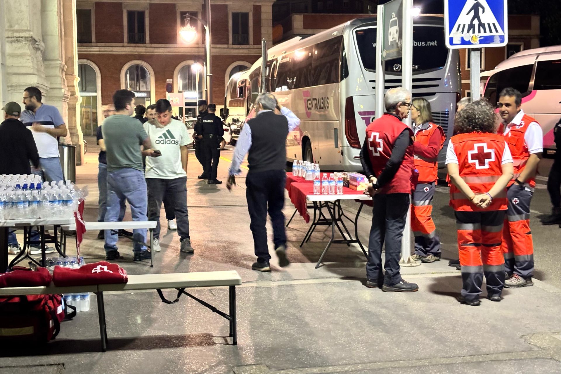 Equipos de Cruz Roja anoche en la Estación Campo Grande de Valladolid