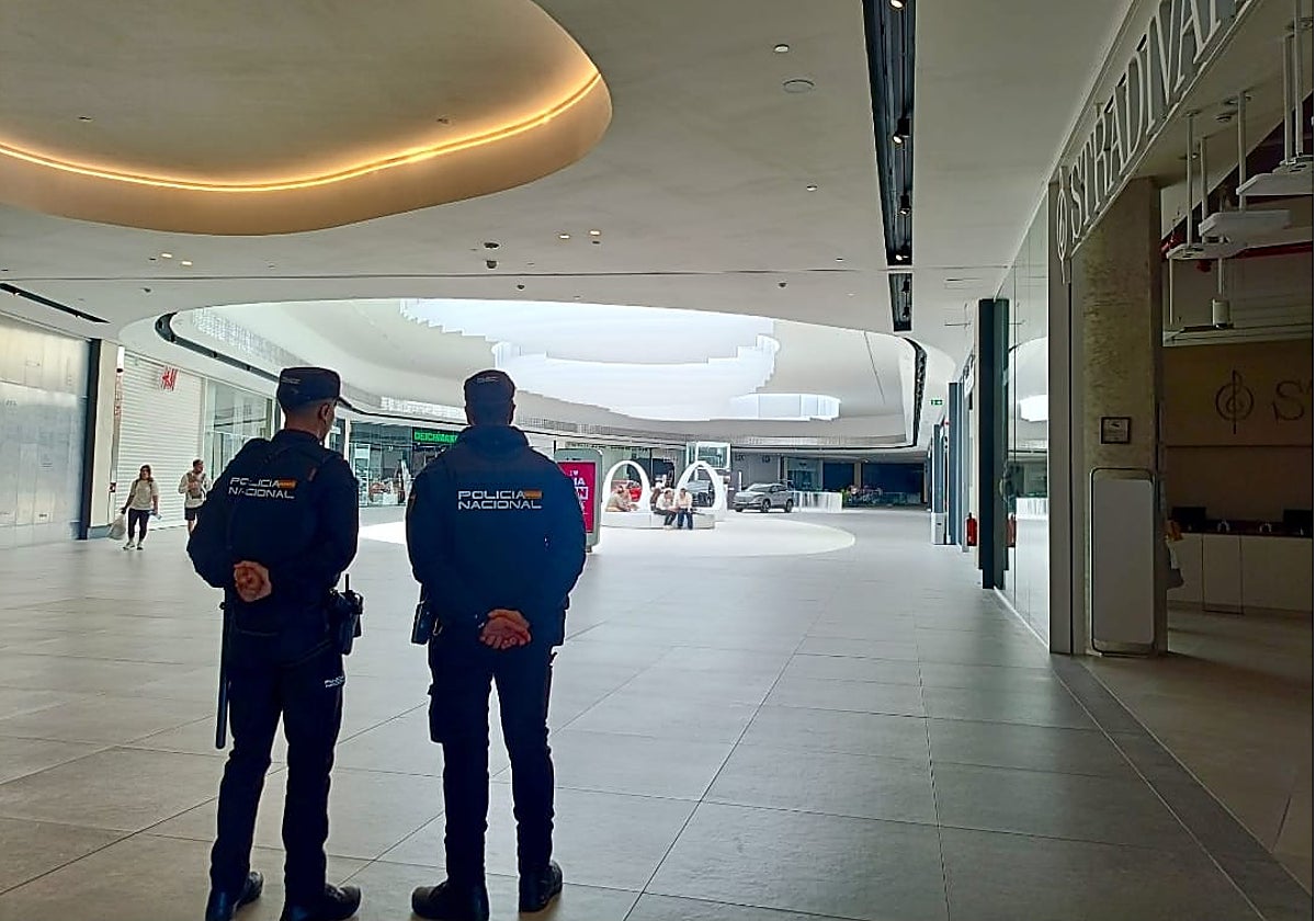Agentes de Policía Nacional de Jaén en el desalojo del Centro Comercial Jaén Plaza