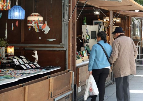 Imagen secundaria 1 - Algunos vecinos se han acercado hasta la plaza de Zocodover para recorrer los 21 stands que participan en la primera Feria MIA de artesanía, que se podrá disfrutar hasta el 4 de mayo