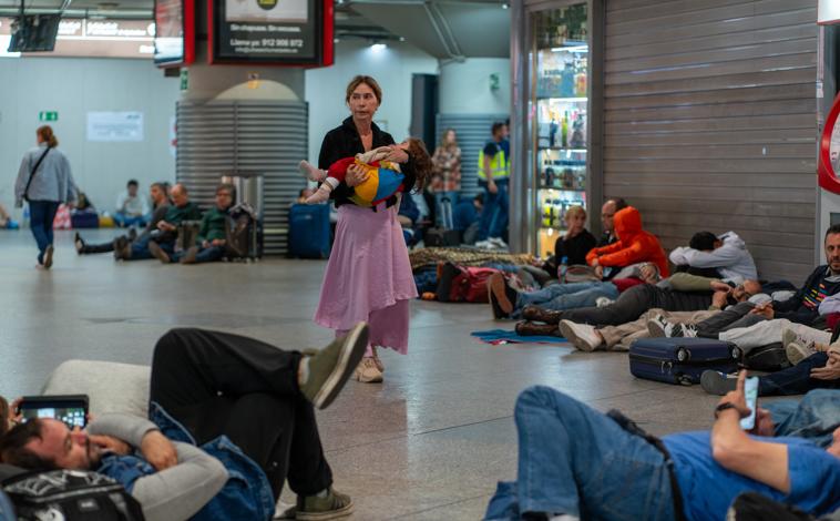Imagen principal - La estación de Atocha se convierte en un refugio improvisado donde pernoctar para quienes esperan coge un tren el martes por la mañana