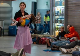 Atocha sale del apagón entre mantas y antidisturbios: «Esto parecía un campamento de refugiados»