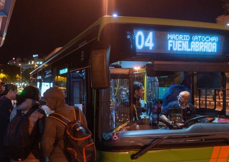 Imagen secundaria 1 - Edificios a oscuras, caos en el transporte y viandantes en la noche del lunes en la capital
