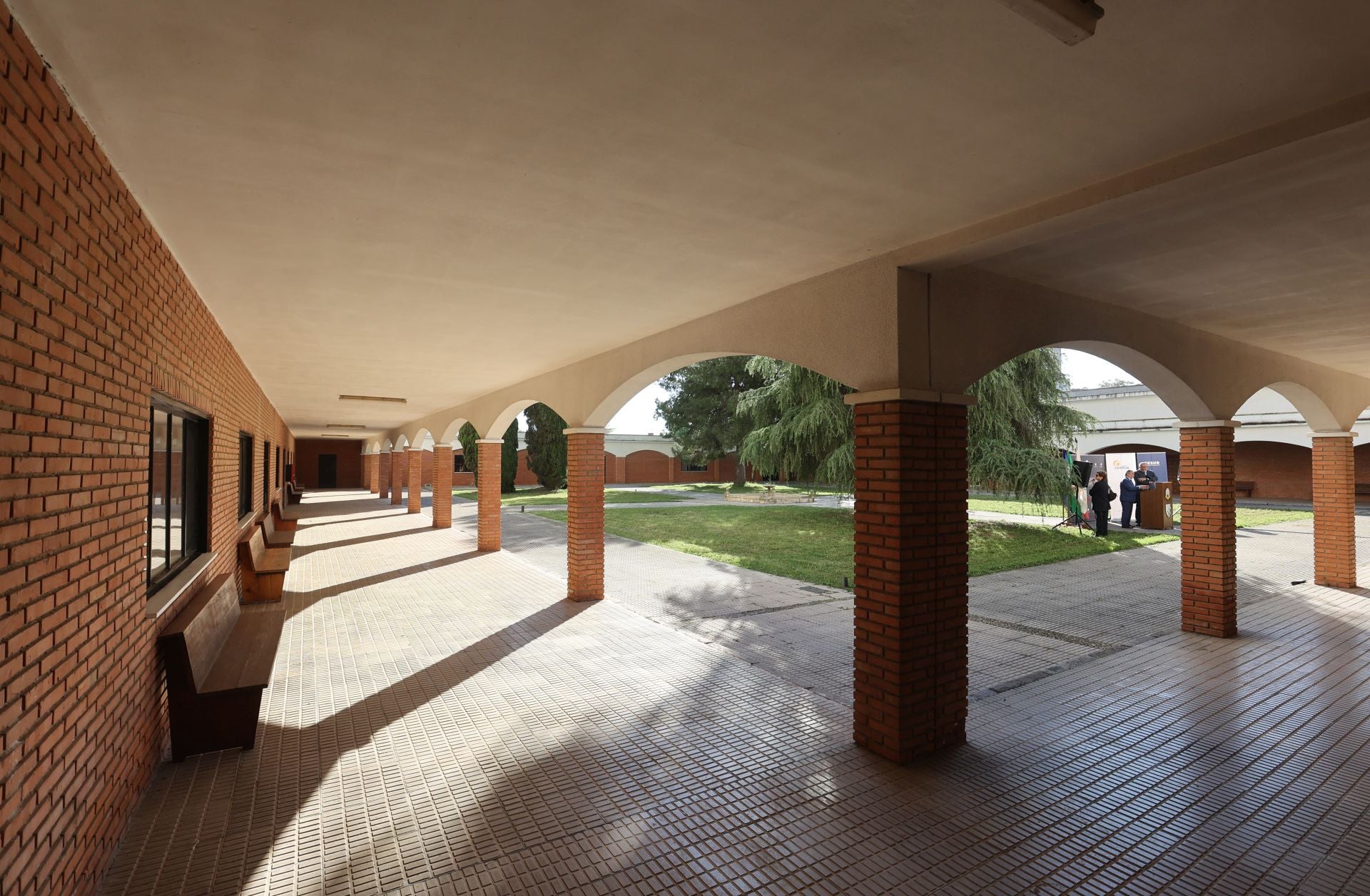 El acto de cesión del emblemático colegio mayor Séneca para ser un centro de FP