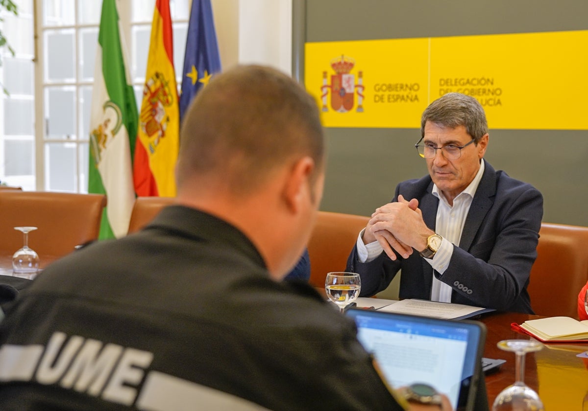 Imagen del delegado del Gobierno, Pedro Fernández en la reunión de este martes