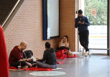 Centenares de pasajeros en la estación de Córdoba tras una noche interminable por el apagón