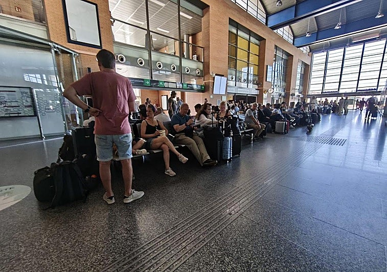 Pasajeros en la estación de trenes Córdoba Central