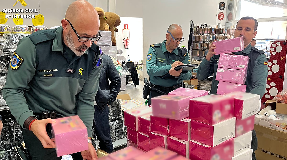 Imagen de agentes de la Guardia Civil revisando los productos falsificados