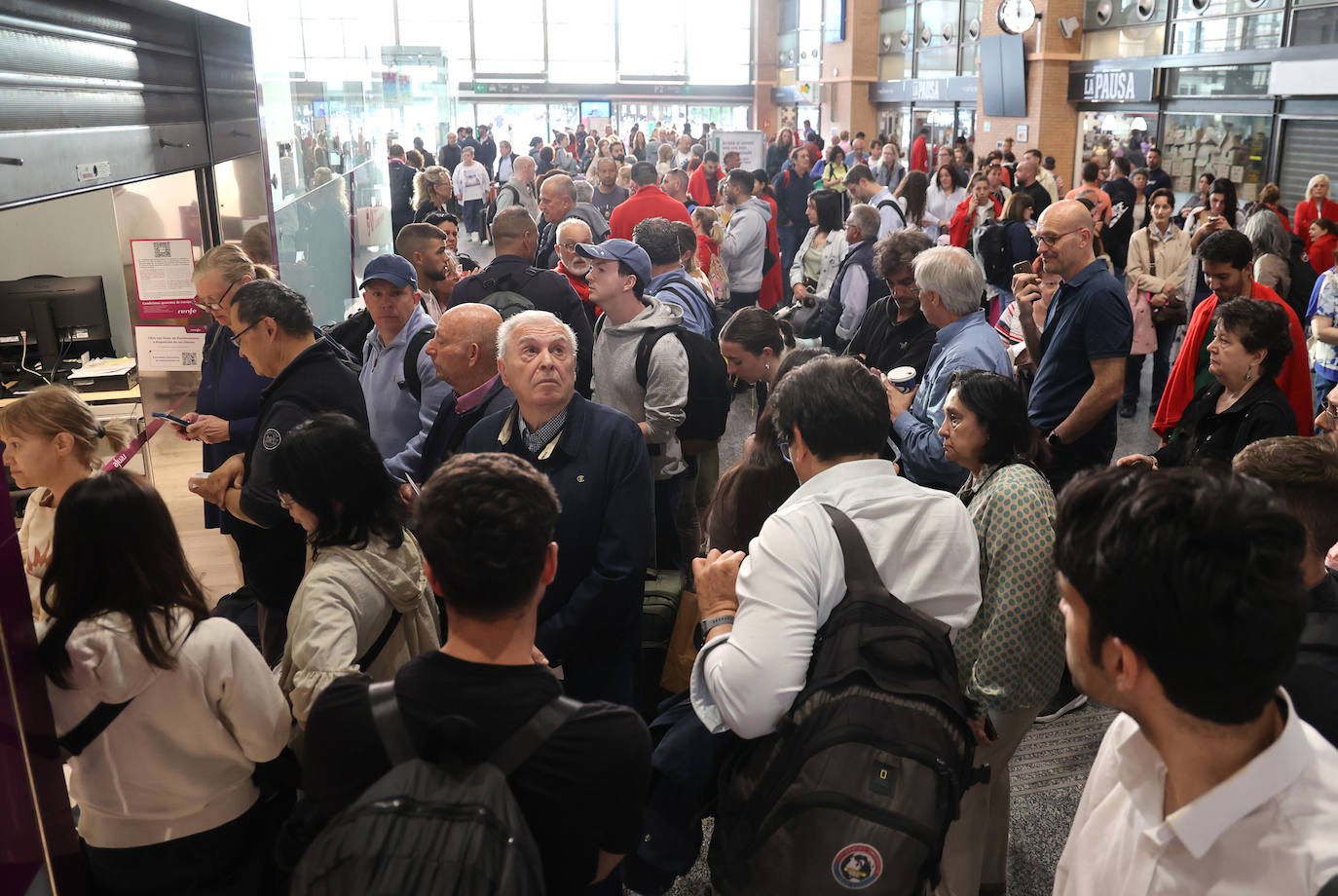 Las imágenes de centenares de pasajeros en la estación de Córdoba tras una noche interminable