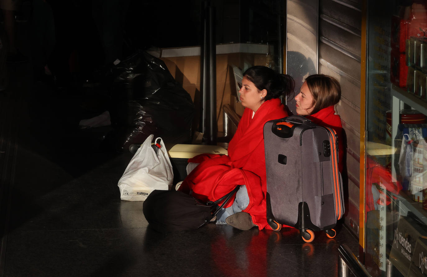 Las imágenes de centenares de pasajeros en la estación de Córdoba tras una noche interminable