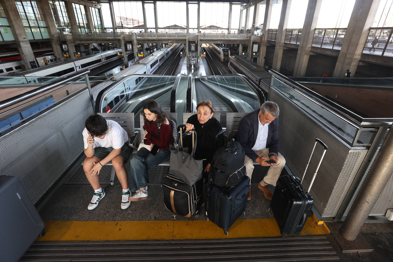 Las imágenes de centenares de pasajeros en la estación de Córdoba tras una noche interminable