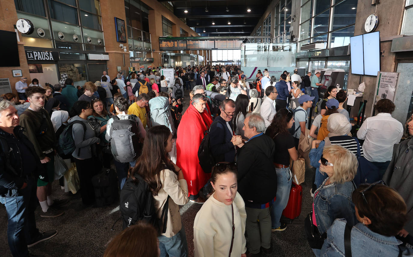 Las imágenes de centenares de pasajeros en la estación de Córdoba tras una noche interminable