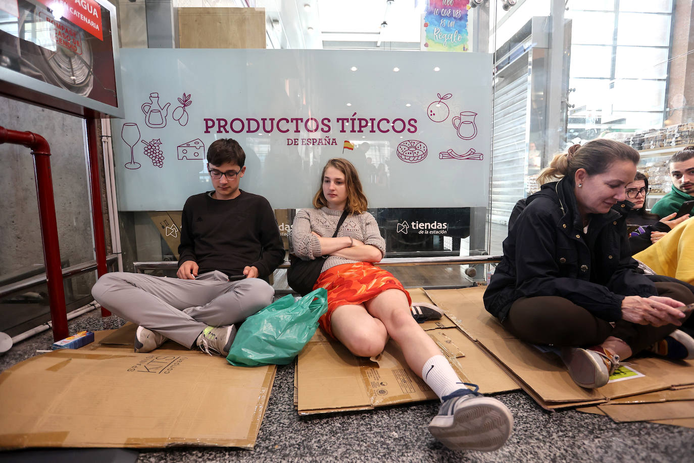 Las imágenes de centenares de pasajeros en la estación de Córdoba tras una noche interminable