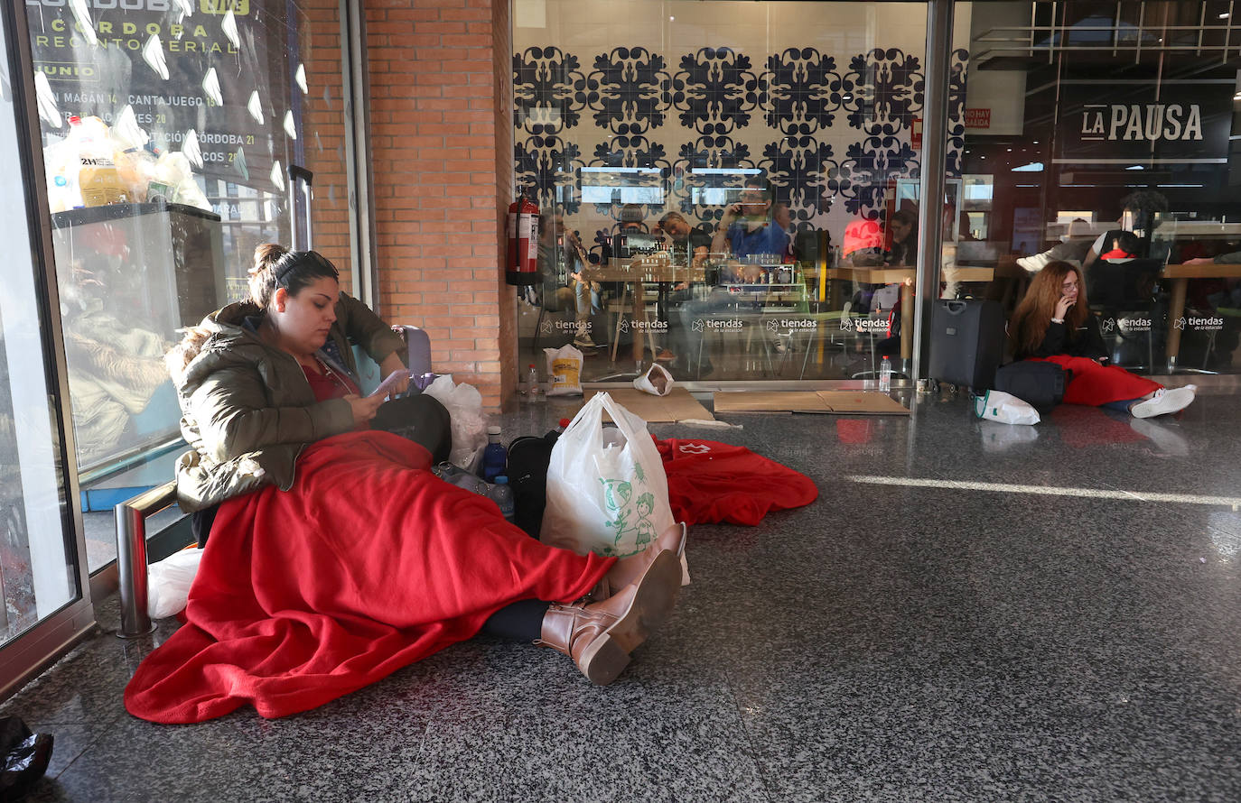 Las imágenes de centenares de pasajeros en la estación de Córdoba tras una noche interminable
