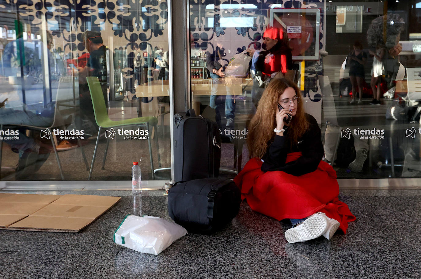 Las imágenes de centenares de pasajeros en la estación de Córdoba tras una noche interminable