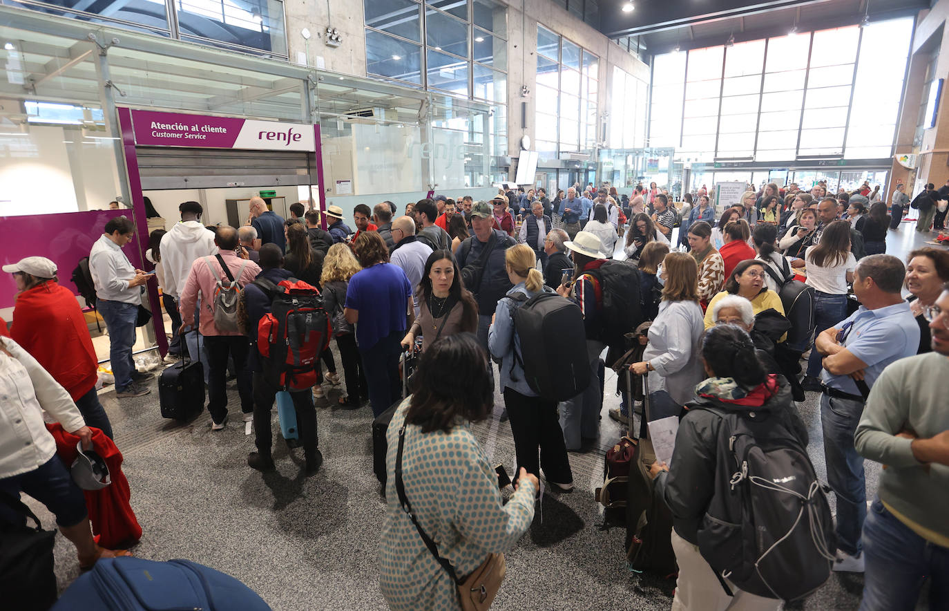 Las imágenes de centenares de pasajeros en la estación de Córdoba tras una noche interminable