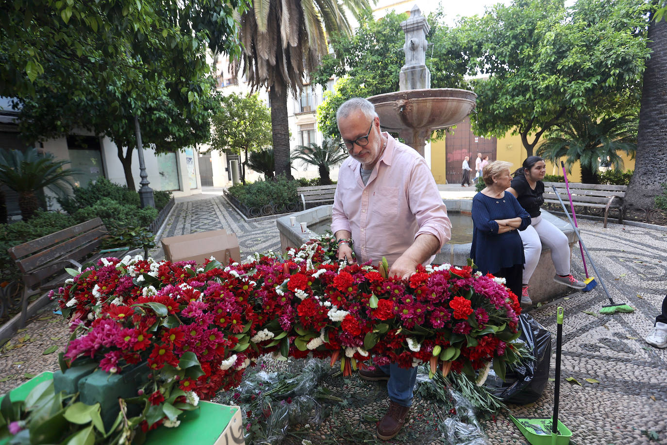 Los preparativos de las Cruces de Mayo en Córdoba, en imágenes