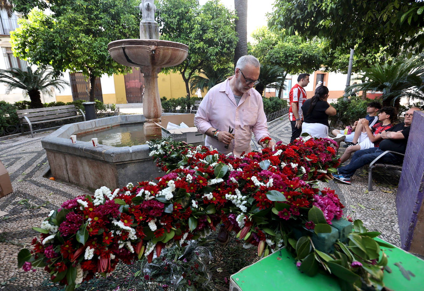 Los preparativos de las Cruces de Mayo en Córdoba, en imágenes
