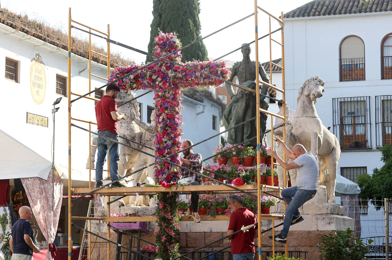 Los preparativos de las Cruces de Mayo en Córdoba, en imágenes