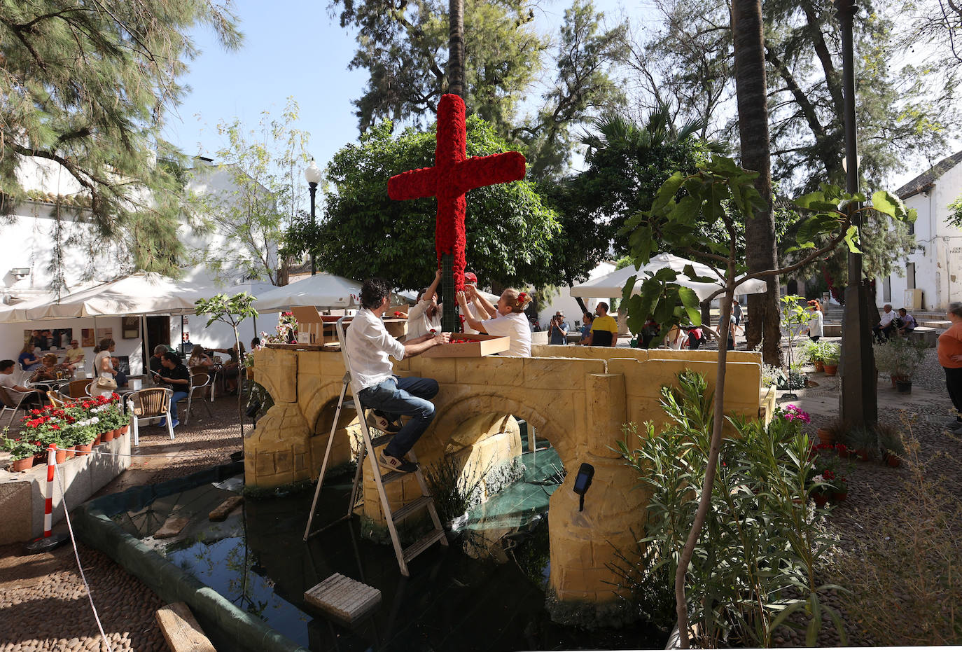 Los preparativos de las Cruces de Mayo en Córdoba, en imágenes