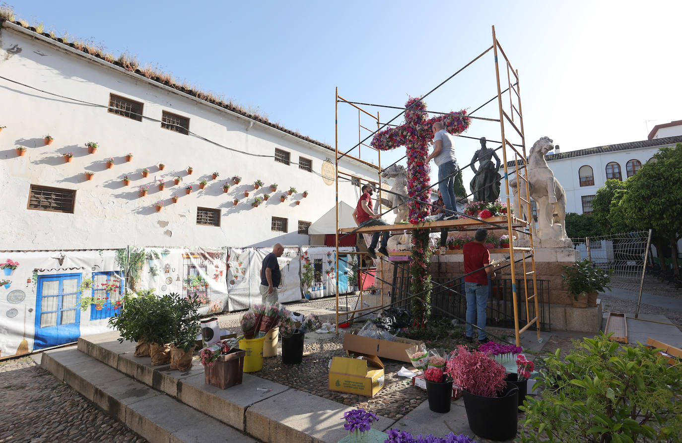 Los preparativos de las Cruces de Mayo en Córdoba, en imágenes