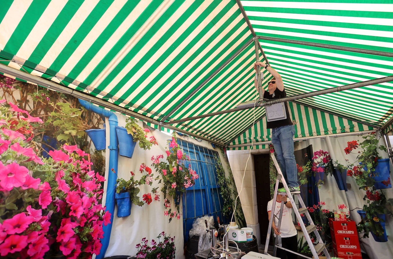 Los preparativos de las Cruces de Mayo en Córdoba, en imágenes