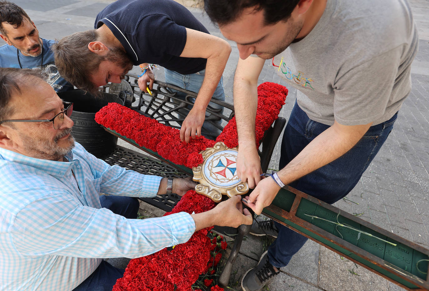 Los preparativos de las Cruces de Mayo en Córdoba, en imágenes