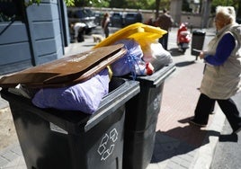 La basura pendiente de recoger de la huelga desaparecerá este miércoles de las calles
