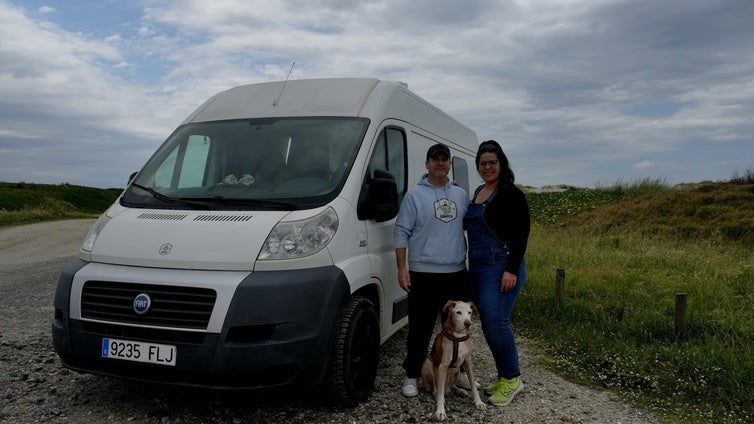 Placas solares, baterías de litio y Starlink: la pareja que dejó su trabajo, se fue a vivir a una camper y ni se enteró del apagón