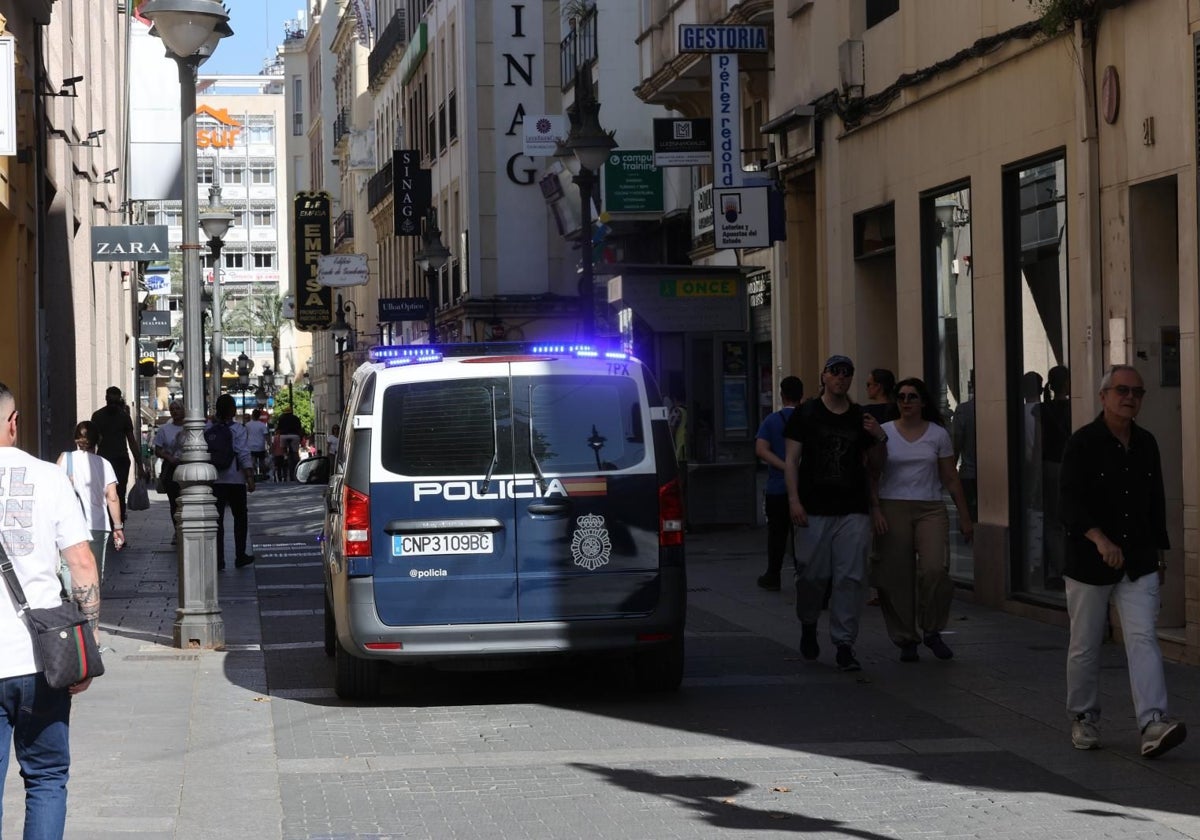 Un furgón de la Policía Nacional ayer durante el apagón en el centro de la capital cordobesa