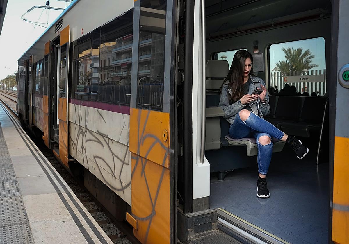 Una pasajera de Rodalies, con el tren parado este lunes.