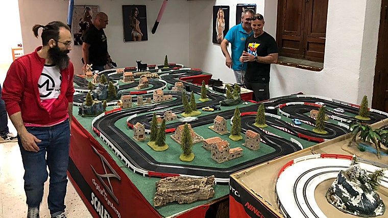 Los pilotos muestran una alta competitividad en el Campeonato Corona de slot en Ibi