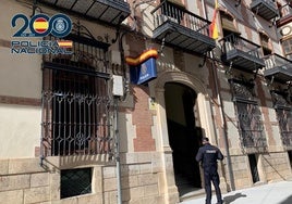 Aprovecha la confianza de la anciana a la que cuidaba en Baza y usa su tarjeta para comprar por internet