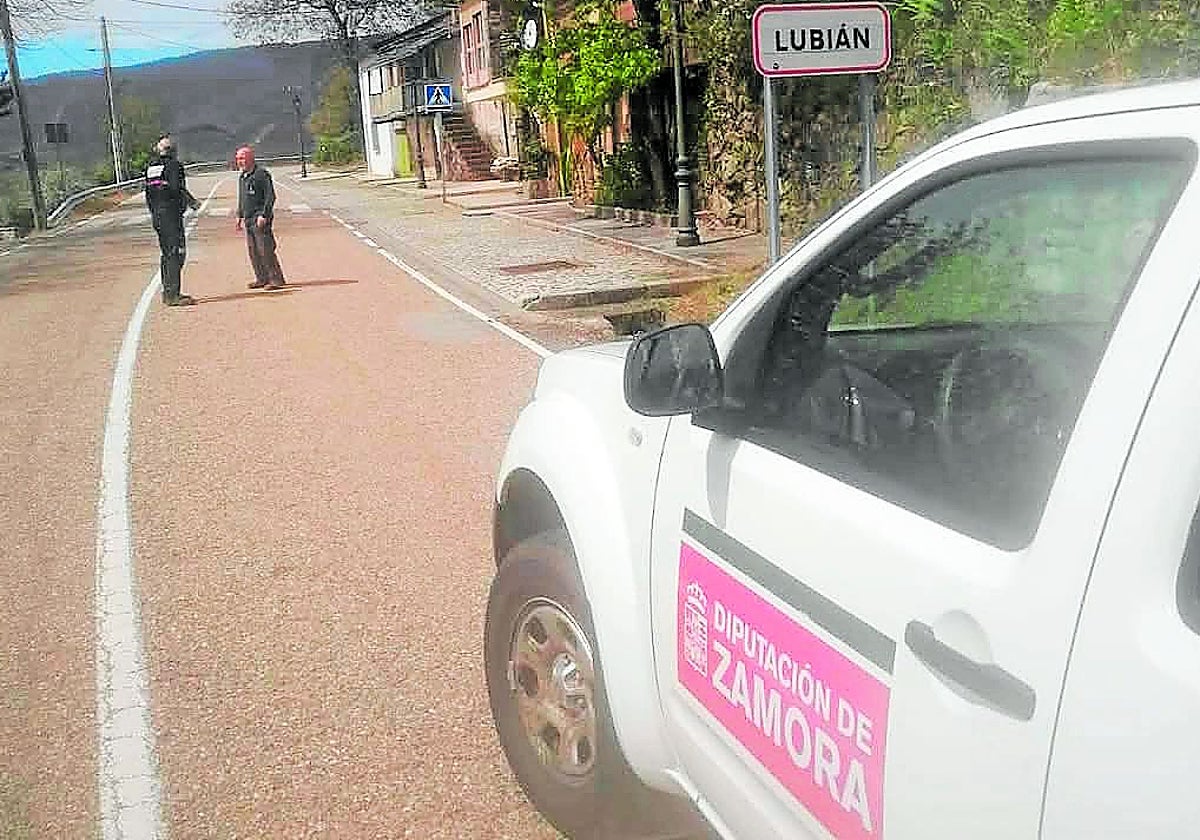Un bombero de la Diputación de Zamora se interesa por el estado de los vecinos de Lubián durante el apagón