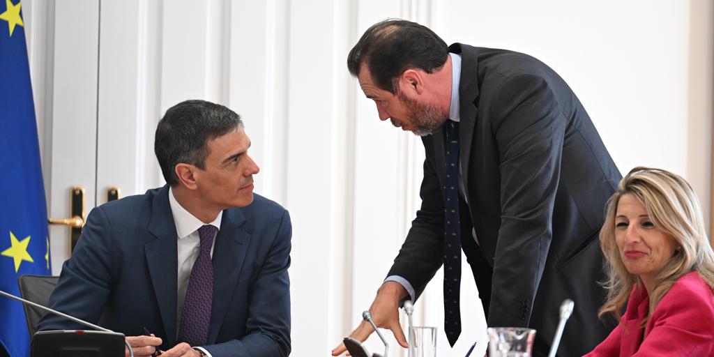 «¿Pero con cebolla o sin cebolla?»: un micro capta a Sánchez bromeando en una reunión de crisis tras el apagón