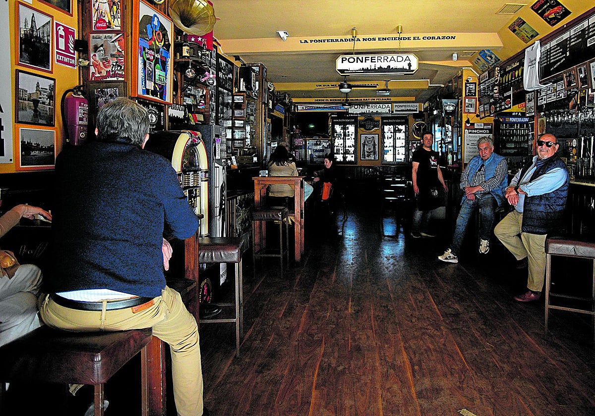 Varios clientes en un bar de Ponferrada, pese a no tener suministro eléctrico
